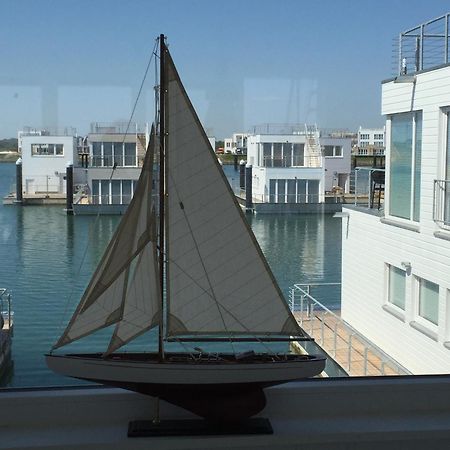 Schwimmendes Ferienhaus Antares One By Seeblick Ferien Oro, Rundum Wasser, Sauna 奥尔本尼兹 外观 照片