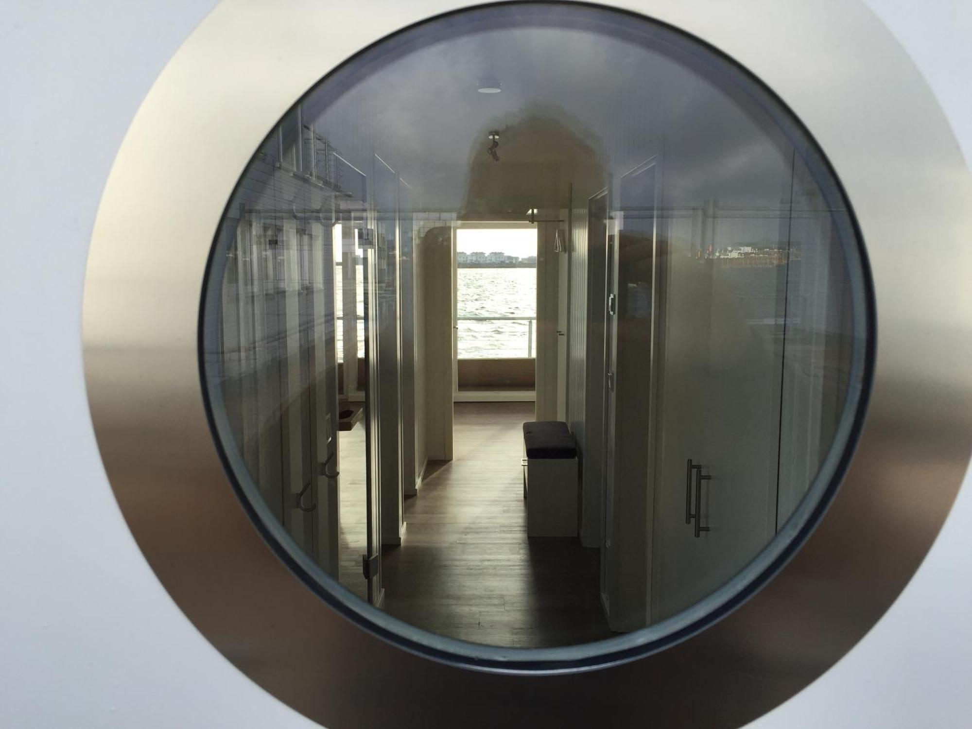 Schwimmendes Ferienhaus Antares One By Seeblick Ferien Oro, Rundum Wasser, Sauna 奥尔本尼兹 外观 照片