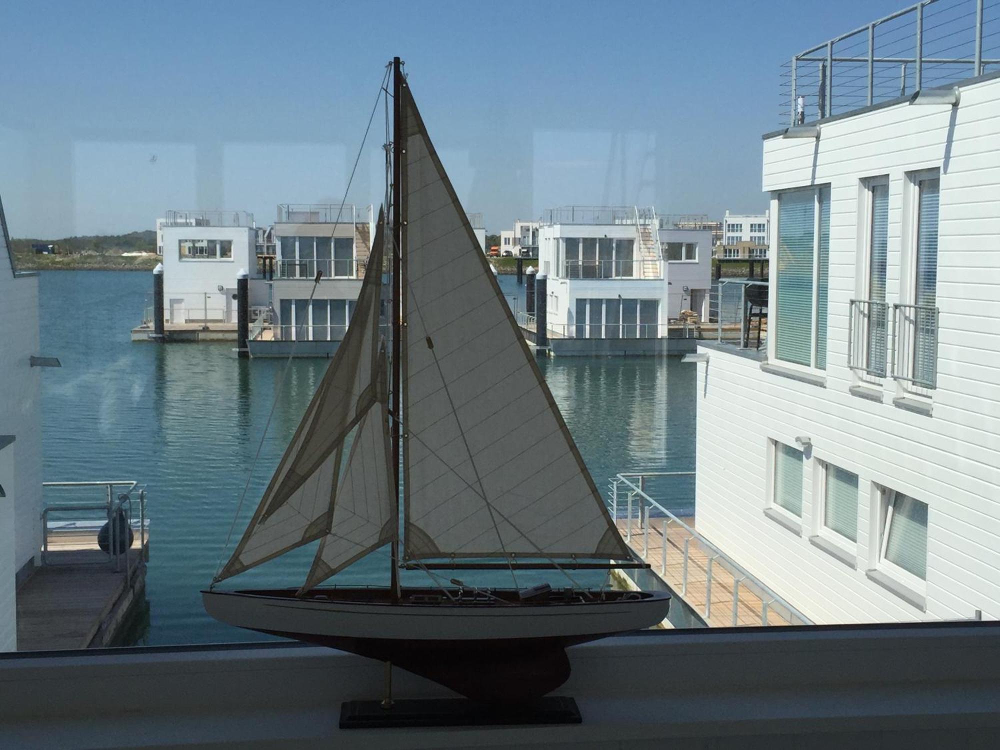 Schwimmendes Ferienhaus Antares One By Seeblick Ferien Oro, Rundum Wasser, Sauna 奥尔本尼兹 外观 照片