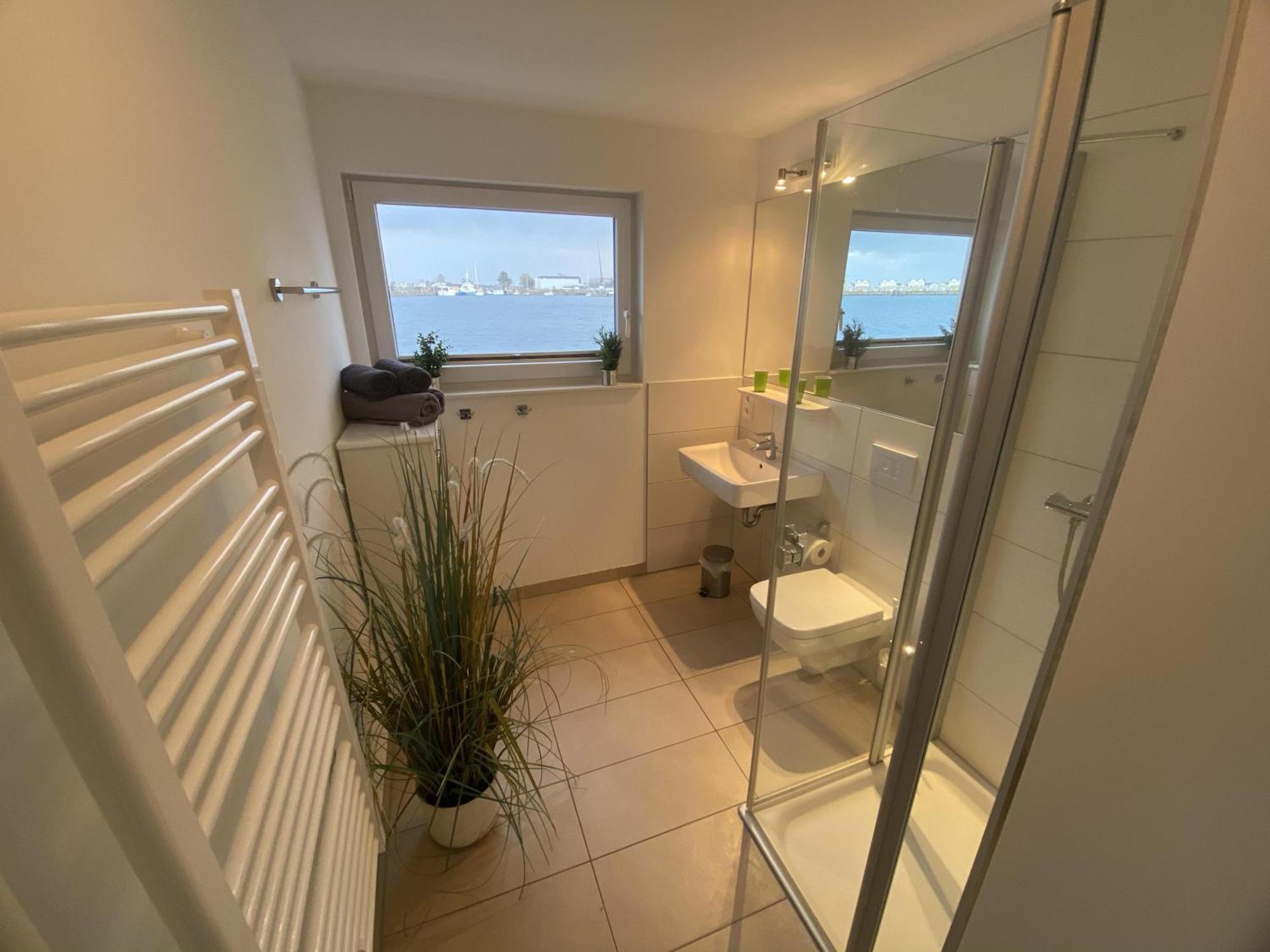 Schwimmendes Ferienhaus Antares One By Seeblick Ferien Oro, Rundum Wasser, Sauna 奥尔本尼兹 外观 照片
