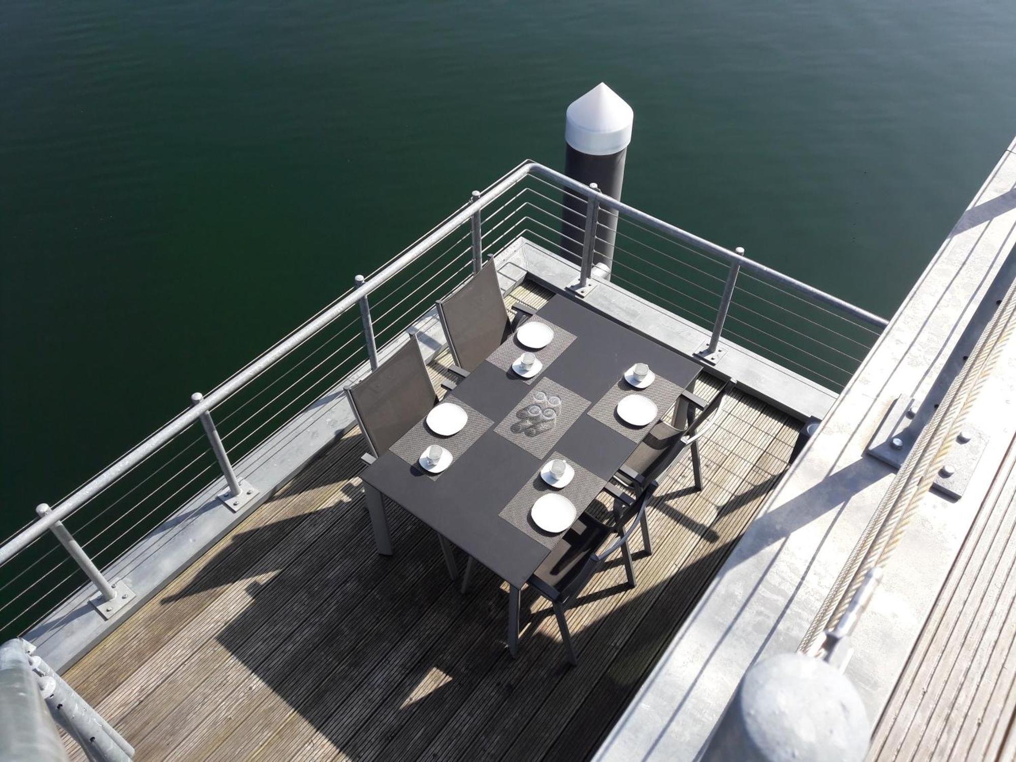 Schwimmendes Ferienhaus Antares One By Seeblick Ferien Oro, Rundum Wasser, Sauna 奥尔本尼兹 外观 照片