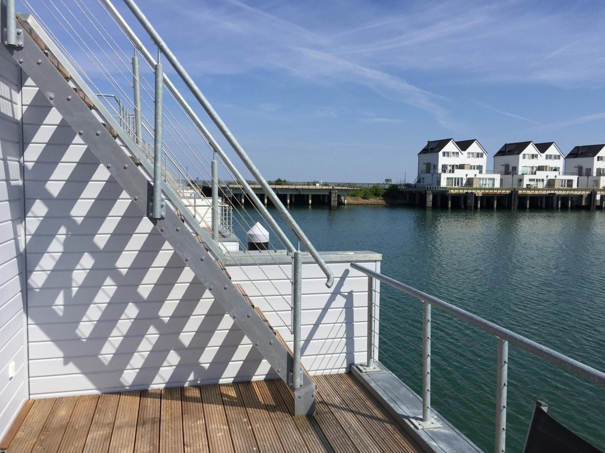 Schwimmendes Ferienhaus Antares One By Seeblick Ferien Oro, Rundum Wasser, Sauna 奥尔本尼兹 外观 照片