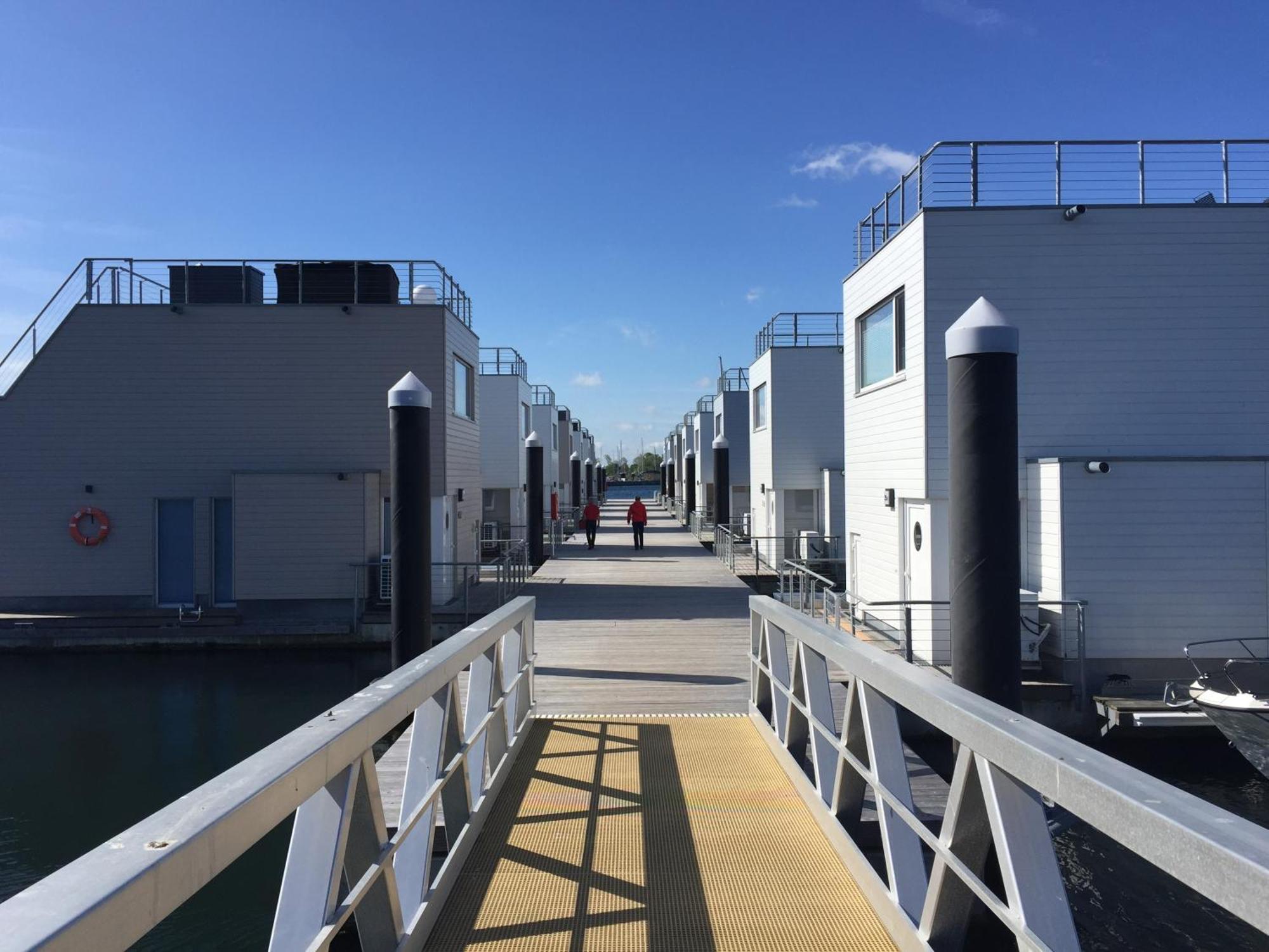 Schwimmendes Ferienhaus Antares One By Seeblick Ferien Oro, Rundum Wasser, Sauna 奥尔本尼兹 外观 照片
