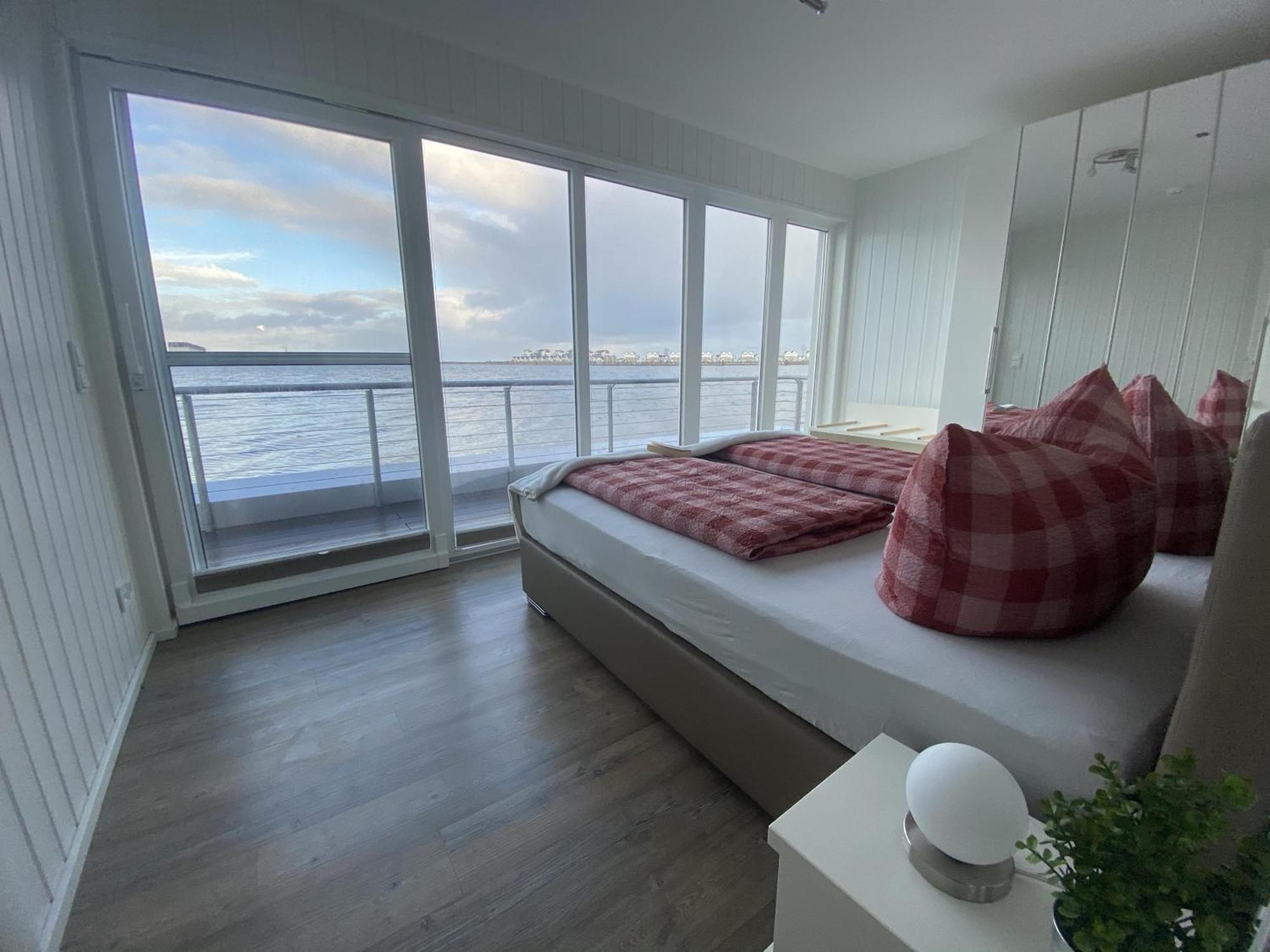 Schwimmendes Ferienhaus Antares One By Seeblick Ferien Oro, Rundum Wasser, Sauna 奥尔本尼兹 外观 照片